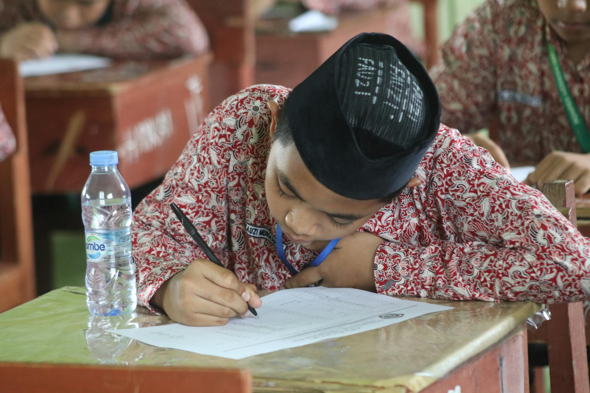 Gambar ilustrasi uji kompetensi manajer koperasi yang menunjukkan seorang manajer koperasi sedang melakukan presentasi di depan audiens dengan latar belakang grafik dan tabel untuk meningkatkan kemampuan manajerial