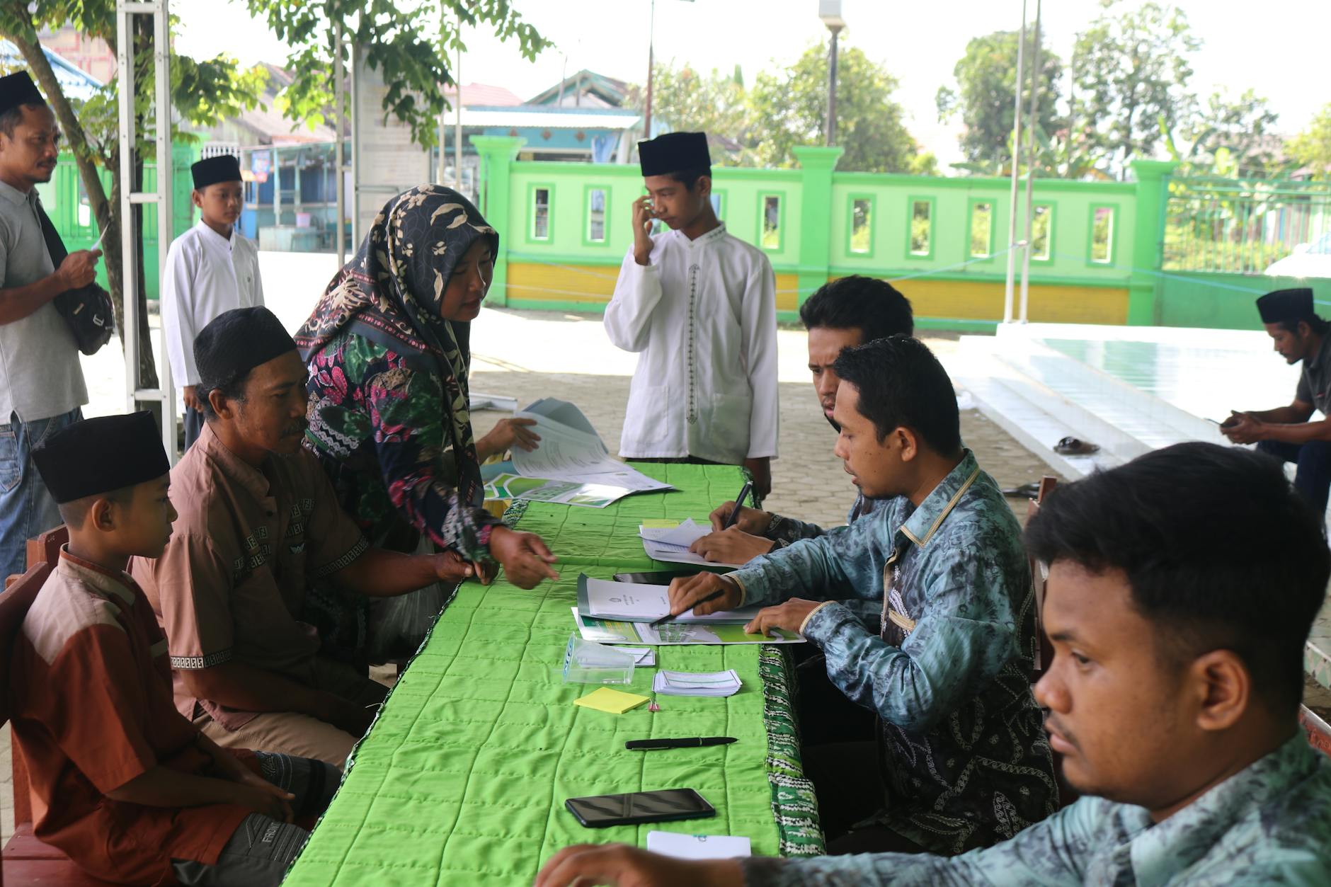 Gambar ilustrasi kegiatan pembelajaran di Pendidikan Koperasi Pesantren atau Kopontren yang menggabungkan pendidikan agama dan koperasi untuk meningkatkan kemampuan siswa dalam mengelola usaha dan berkontribusi pada masyarakat.