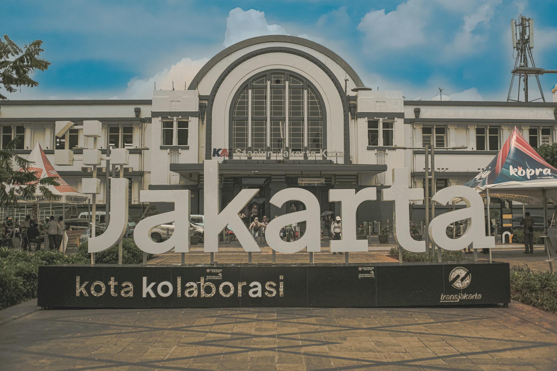 UPT Pelatihan Koperasi dan UKM Jatim menyediakan fasilitas pelatihan dan pengembangan untuk meningkatkan kemampuan koperasi dan usaha kecil menengah di Jawa Timur